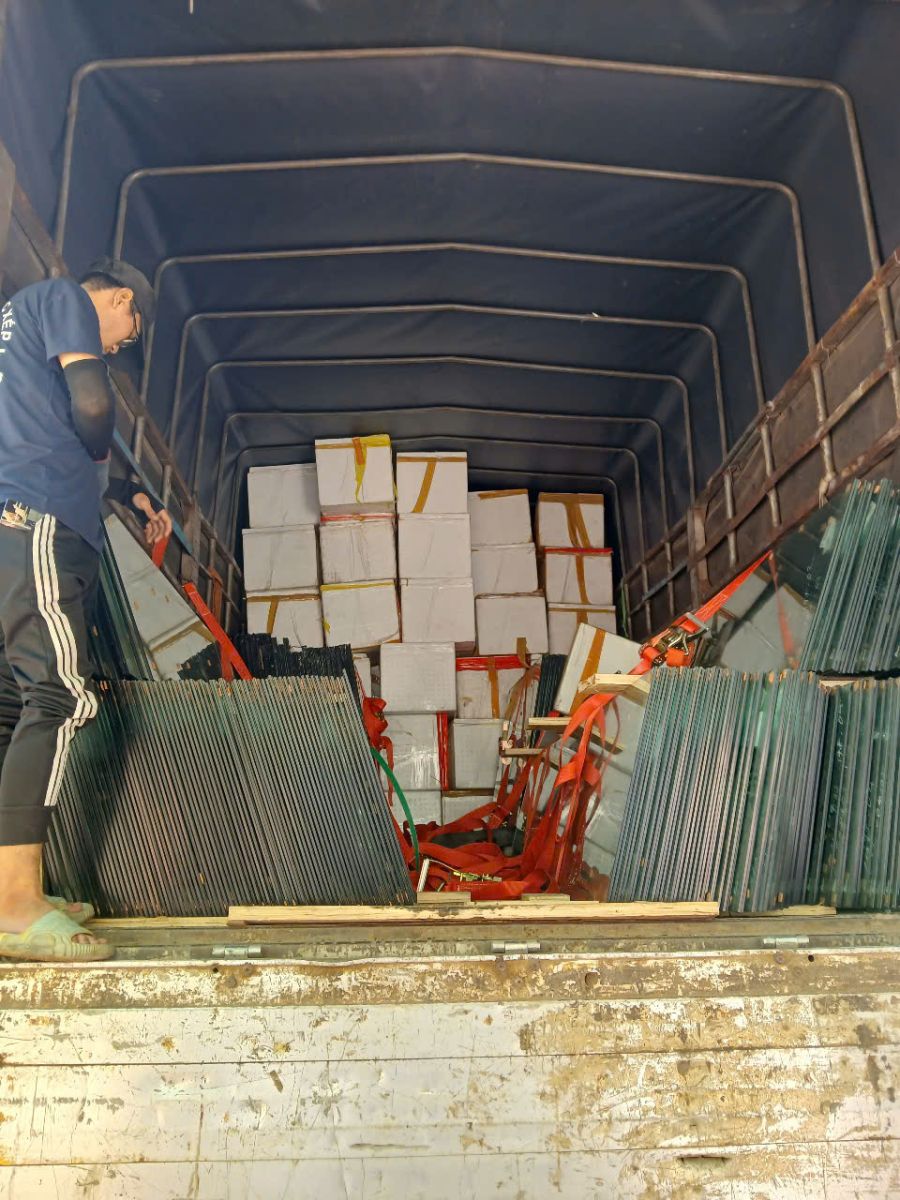 Quy trình dịch vụ xuống xe tải kính tại Phú Nhuận