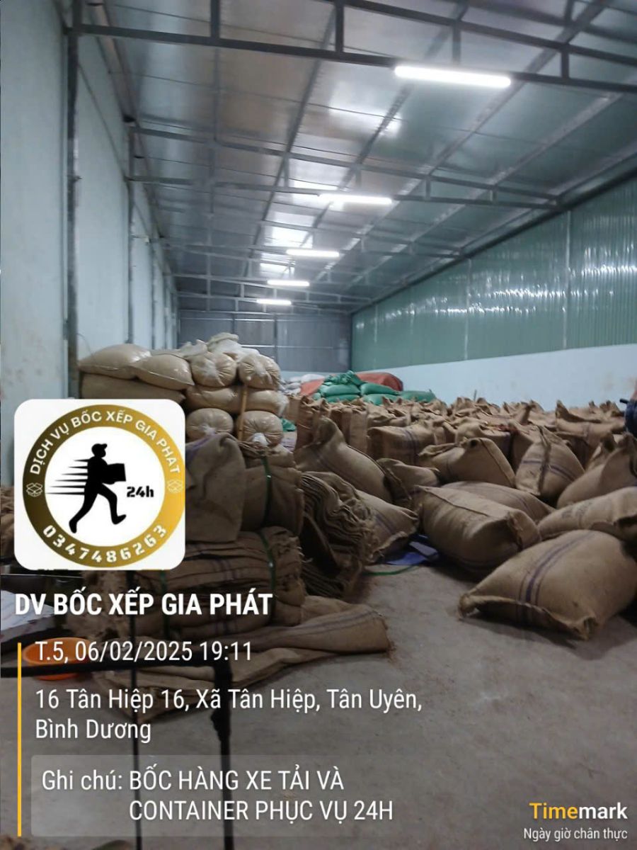 Đóng gói hàng hóa vận chuyển tại khu vực Bình Dương