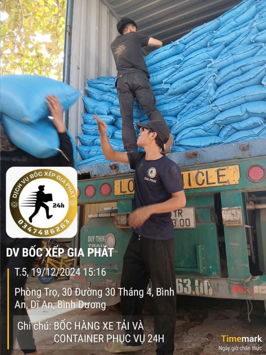  Đội ngũ Gia Phát bốc hàng hóa từ container ở Vĩnh Tân, Tân Uyên, Bình Dương