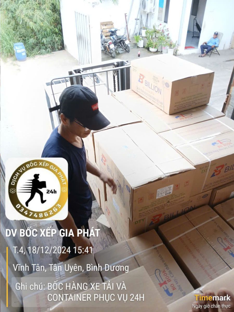 Đội ngũ Gia Phát sắp xếp hàng hóa vào container.
