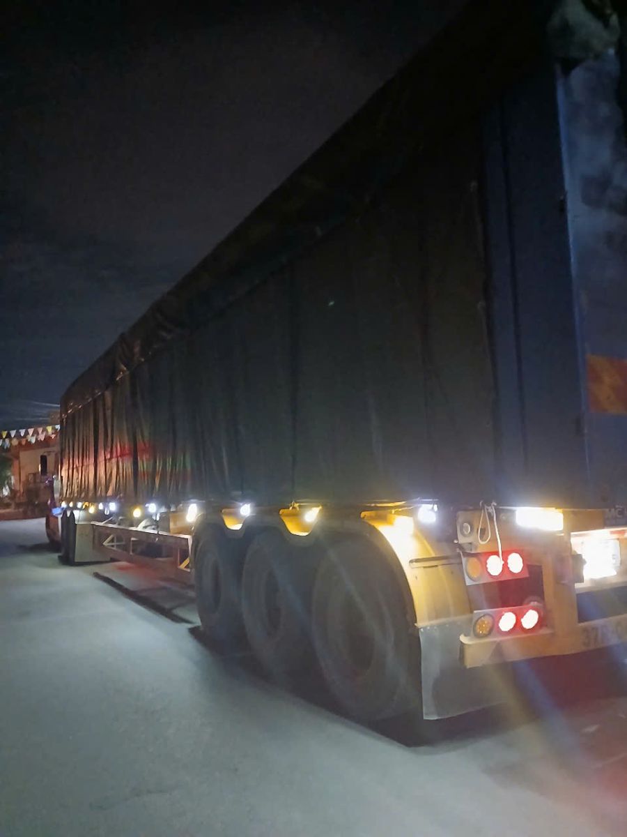 Xe nâng dỡ hàng container tại Biên Hòa, Đồng Nai