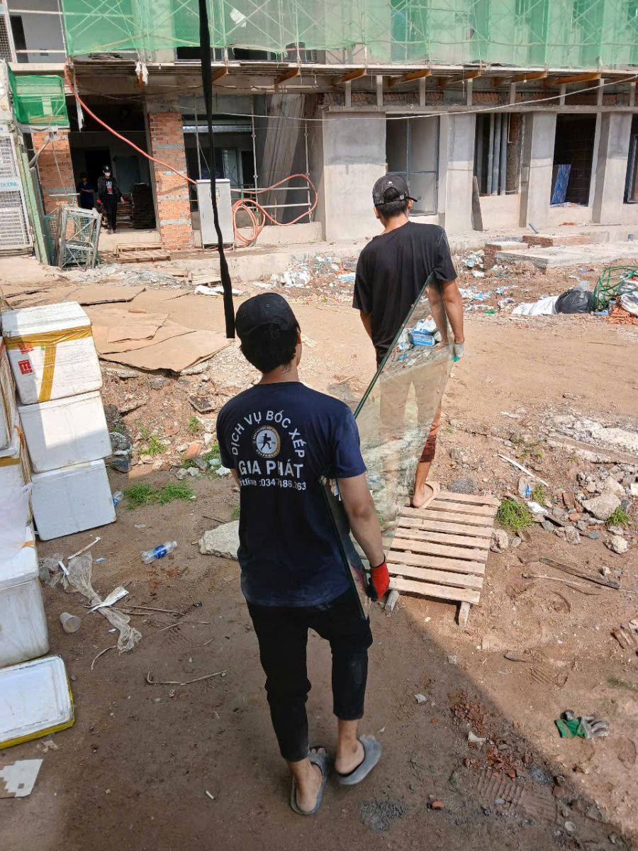 Đội ngũ nhân viên Bốc Xếp Gia Phát dỡ hàng kính tại Phú Nhuận